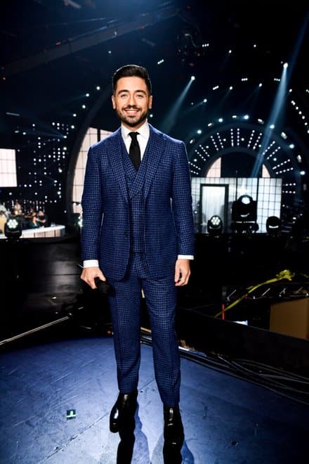 Los galanes de Mira Quién Baila también impusieron moda. Borja Voces cautivó con su traje a cuadros en azul. El español combinó el estampado con el clásico negro en zapatos y cobarta.