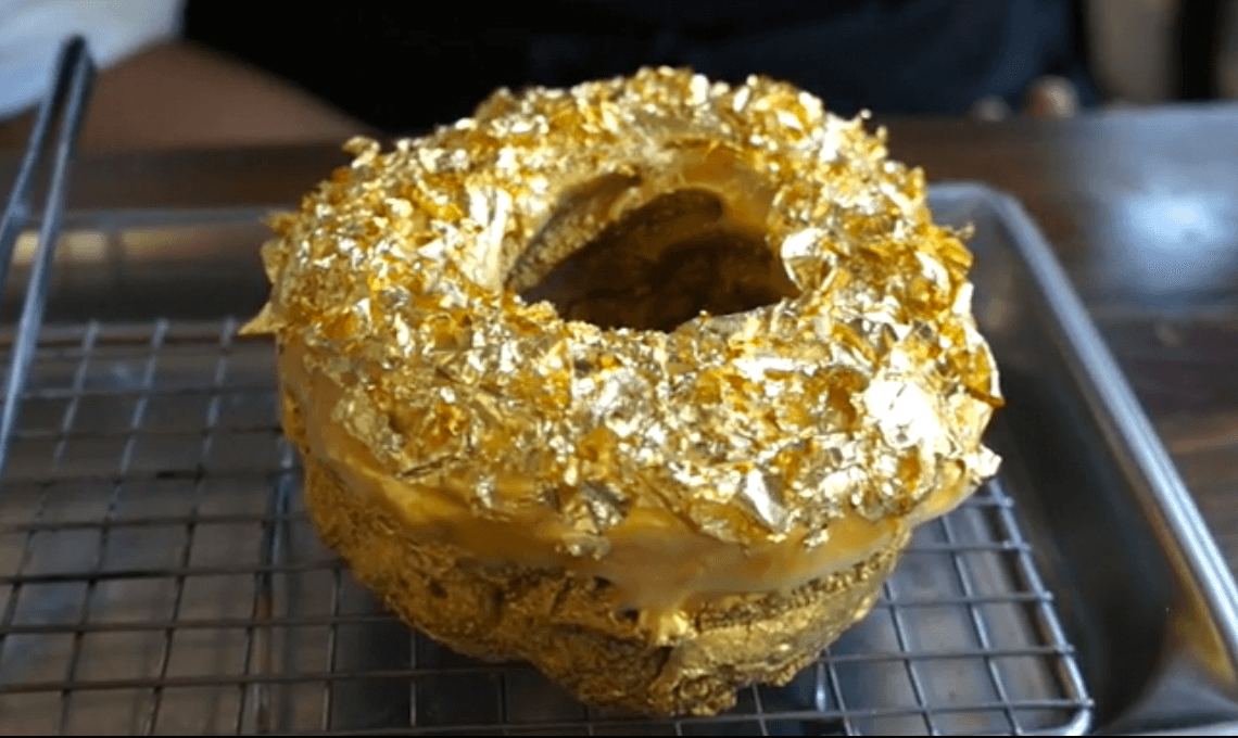 ¿Se imagina probar una dona cubierta con oro? Este domingo podría hacerlo
