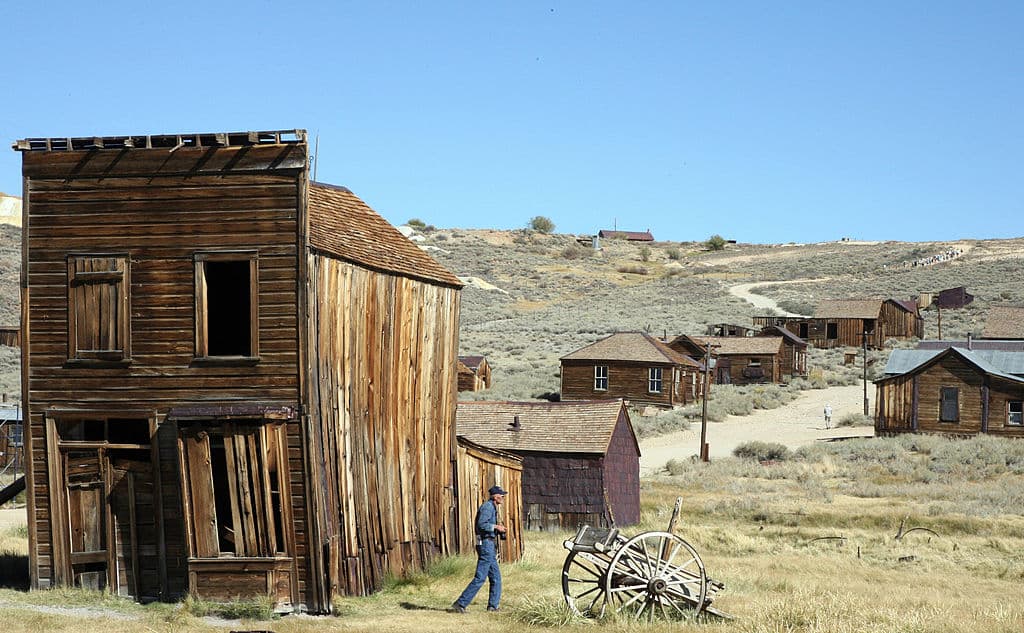 <b>Bodie, California.</b> En 1859 William S. Bodey descubrió oro en la zona y se estableció en 1861.
<a href="https://www.bodie.com/" target="_blank">La ciudad comenzó a crecer y llegó a tener unos 10,000 habitantes en 1880</a>. "Bodie estaba llena de familias, ladrones, mineros, dueños de tiendas y pistoleros", detalla la página. Con la caída de la minería y la emigración de los jóvenes, la ciudad quedó fantasma en 1962, después del cierre total de la mina de oro local. La ciudad se convirtió en una atracción para turistas, y California decidió dejarla 'congelada' como quedó en 1962.