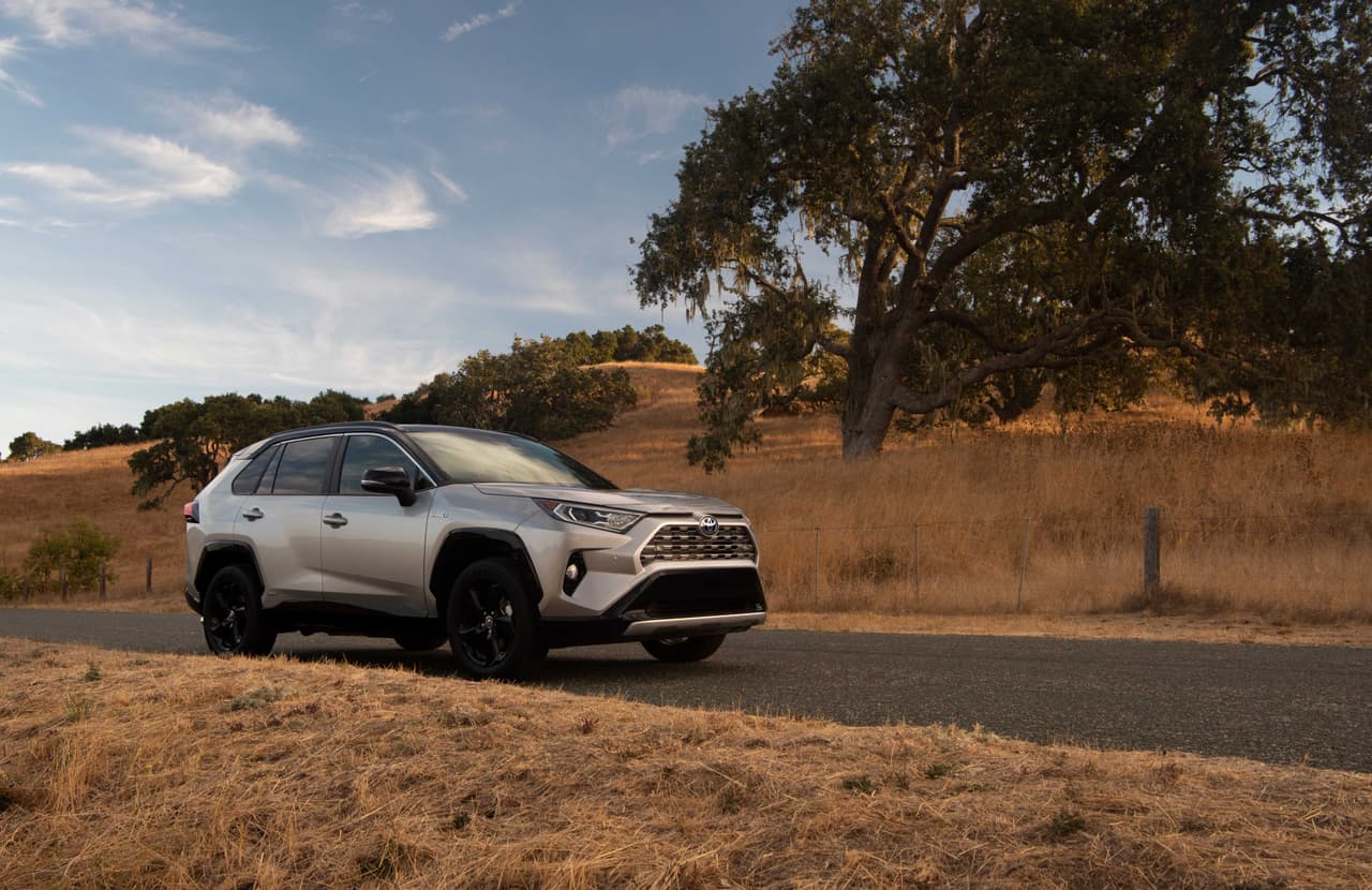 Construida sobre la misma plataforma TNGA (Toyota New Global Architecture) que llevan los recientemente rediseñados Camry y Avalon, la nueva RAV4 ahora tiene una distancia entre ejes más larga y un cuerpo 57% más rígido. Por dentro, esto se traduce a mayor espacio tanto para el conductor y sus acompañantes como para la carga.