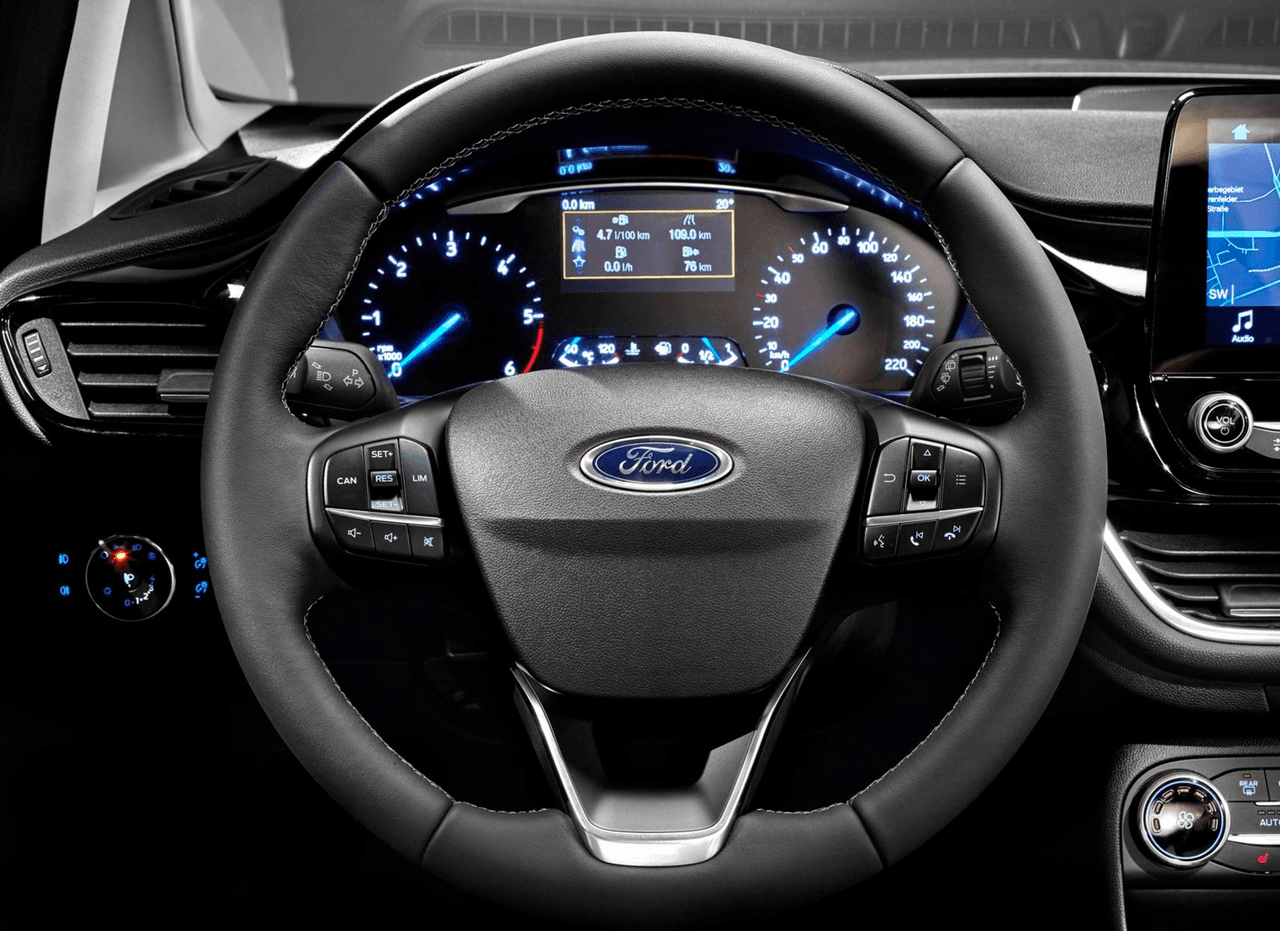 A primera vista, la instrumentación del nuevo Ford Fiesta luce
<b>completa e intuitiva y no muy distinta a la del vehículo que sustituye</b>. En este caso sin embargo, los instrumentos están alojados en un tablero y detrás de un volante multifunción que muestran un diseño infinitamente mejor que el ambiente visualmente caótico donde viven en el viejo modelo.