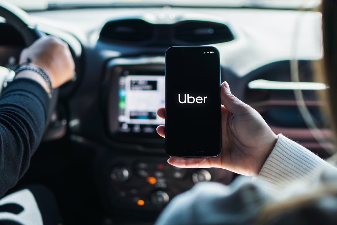<b>Uber:</b>
<br>Los residentes del condado de Los Ángeles a quienes se les ha ordenado que desalojen sus hogares pueden obtener un crédito de
<b>$40 de Uber para llegar a un sitio de evacuación</b>. Los 40 dólares solo serán válidos para viajes a un refugio activo y utilizando el código WILDFIRE25.