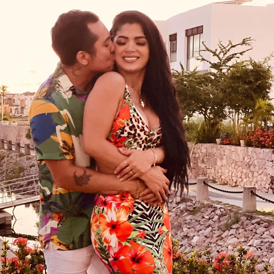 Kimberly Flores, esposa de Edwin Luna, fue fuertemente señalada de haberle sido infiel, mientras participaba en un reality show.