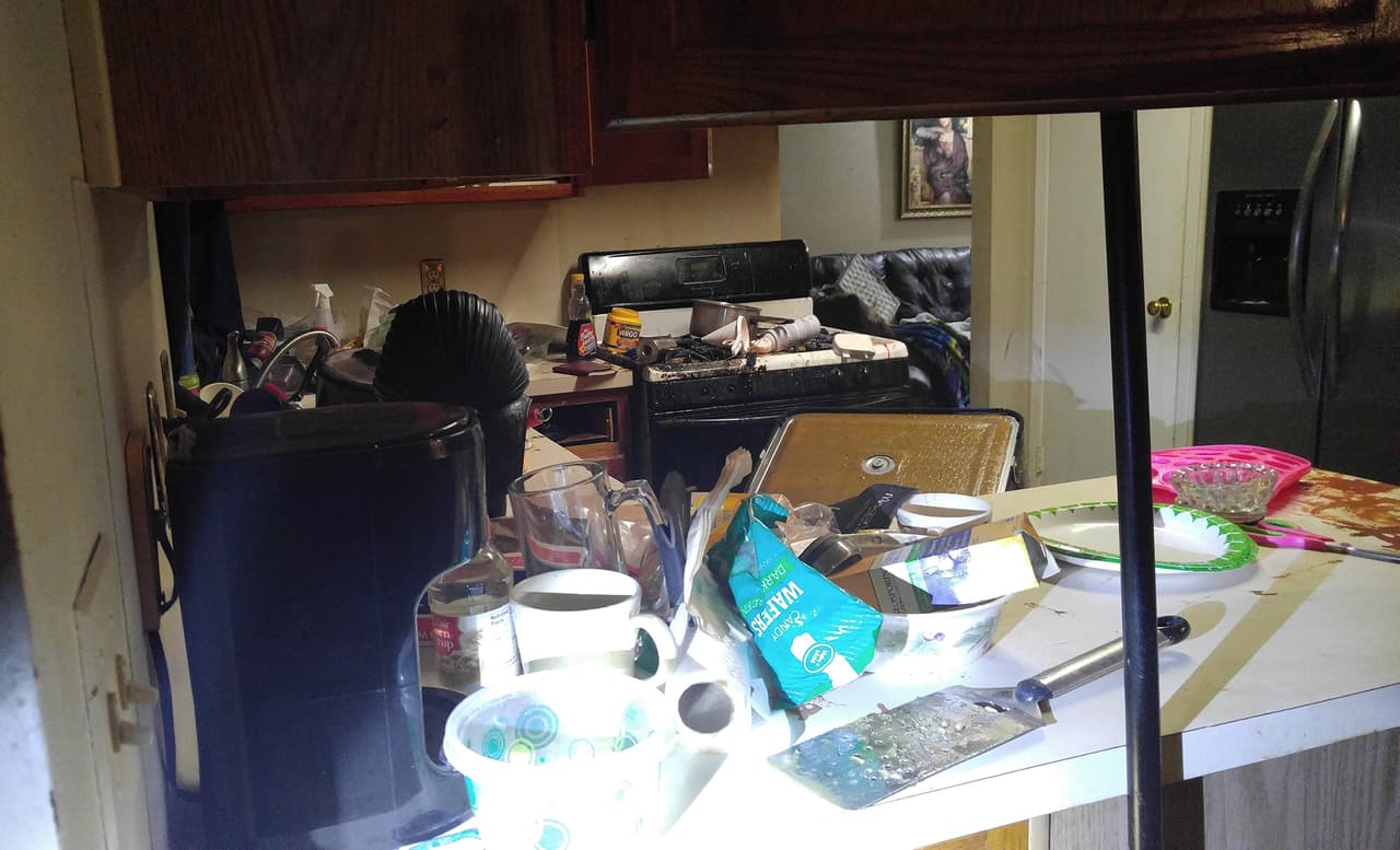 Los sospechosos, identificados como Evonne Mick y David Salinas, sustrajeron tanta mercancía de la residencia que asaltaron que cuando la metieron en la cajuela de su vehículo, no pudieron cerrarla.
<br>