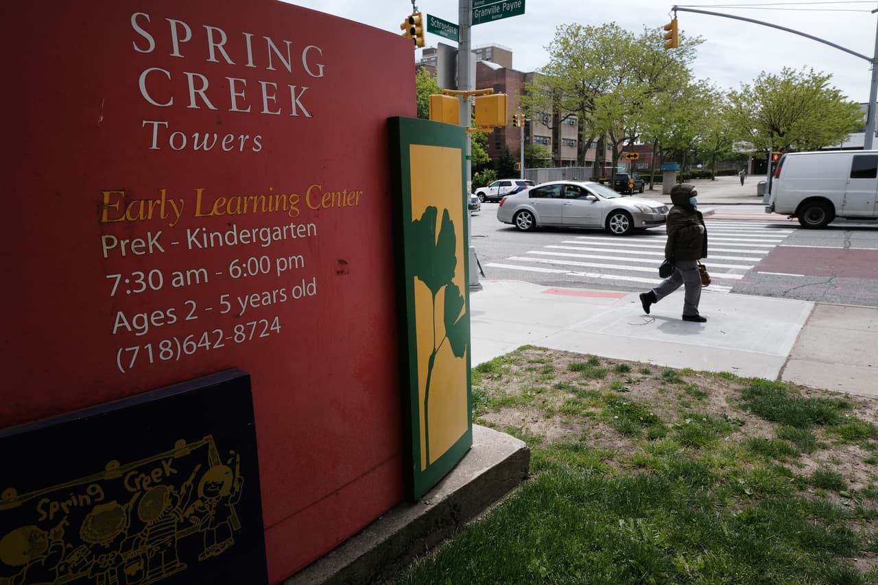 El complejo de apartamento cuenta con unos 46 edificios y alrededor de 6,000 apartamentos. Una buena parte de sus residentes son personas mayores de 65 años.