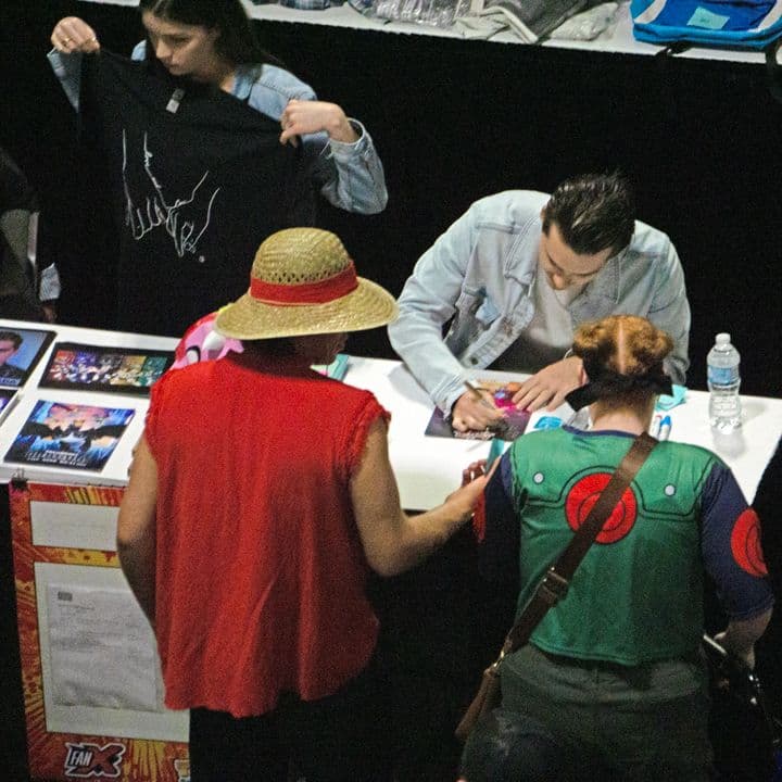 Una atracción destacada será la Blockbuster Experience, que contará con una colección de 10,000 DVDs y VHS, así como props icónicos de películas.