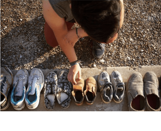 "En el sur de Texas conocimos a Verónica Gabriela Cárdenas quien recoge y fotografía los zapatos olvidados de esos inmigrantes que han buscado cruzar la frontera con Estados Unidos".