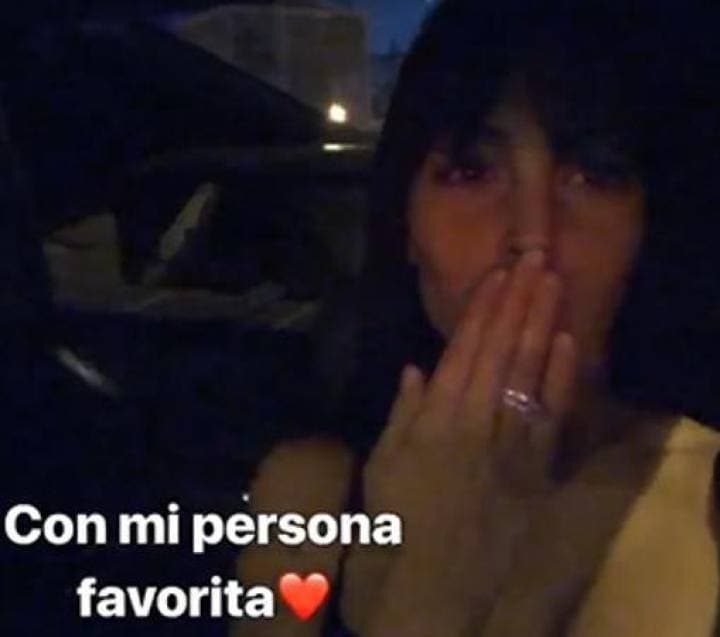 Se trata de un anillo de la firma
<b><a href="http://www.cartier.com/?gclid=Cj0KCQjw_ZrXBRDXARIsAA8KauQryi5NFvI02lwRV06P0jP-KADM4AGAaoUaxX8R_IvZUO8-FhuYV9AaAsEmEALw_wcB&gclsrc=aw.ds&dclid=CNb0wLad4toCFQckhwodVsoAbA">Cartier</a></b> valorado en 700,000 euros (845,446 dólares) según el diario español
<b><a href="http:/https://elpais.com/elpais/2018/04/30/gente/1525078090_912243.html">El País</a></b>.