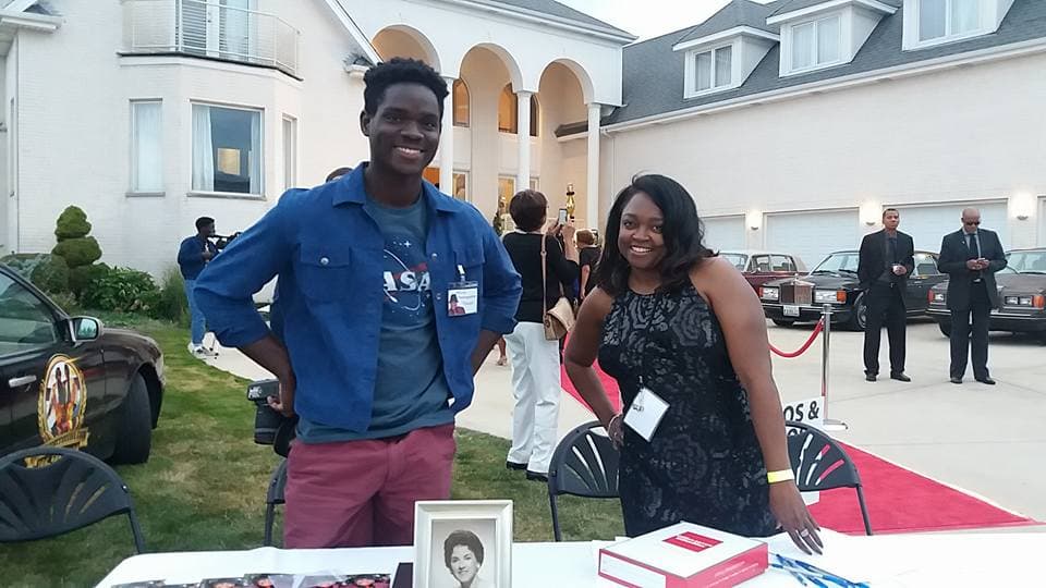 En honor al creador de 'Los Jackson Five', se organizó una multitudinaria fiesta en una residencia cercana a Chicago, a donde se dieron cita familiares y amigos.