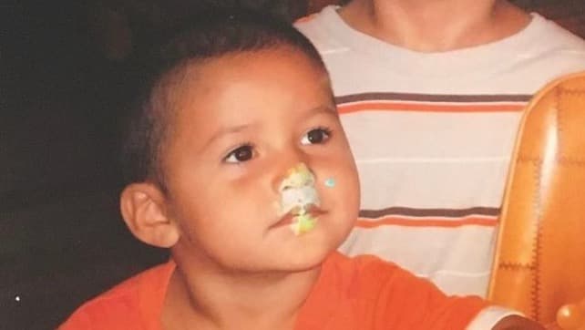 A Alex le encantaba jugar fútbol, baloncesto y bailar, según la publicación que hizo la familia por medio de GoFundMe. "Era el bebé de su familia y todos sabían que era un ‘Momma’s boy’", lee la petición que busca recaudar dinero.