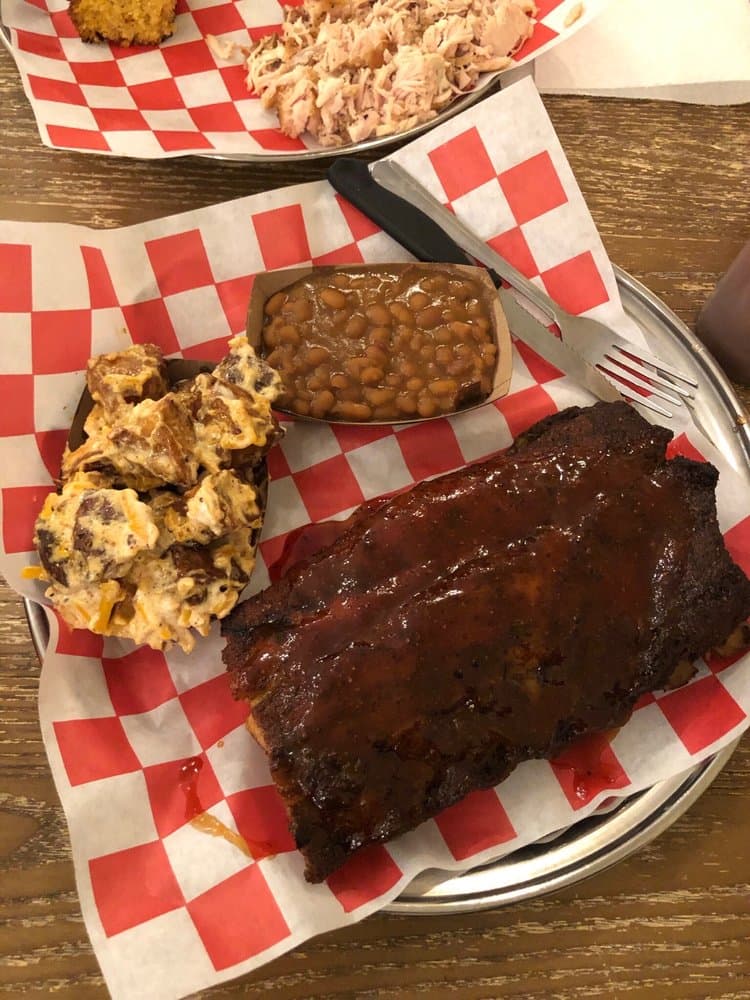 <b>Big Mikes BBQ</b>
<br>Dirección: 1222 NW Maynard Rd Cary, NC 27513
<br>Teléfono: (919) 799-2023
<br>Sitio web:
<a href="https://www.brewnquenc.com/">https://www.brewnquenc.com/</a>
<br>
<b><a href="https://www.yelp.com/map/big-mikes-bbq-cary">Cómo llegar</a></b>
<br>
<br>Según sus propietarios, ofrecen la “parrillada y la cerveza local más singulares del Triángulo”.