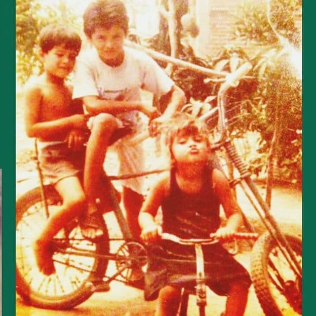 ¿Dónde está Larry? Es el niño más grande y aparece junto a sus hermanos.