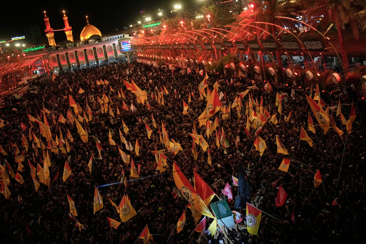 El féretro del difunto líder supremo iraní, el ayatolá Ali Jameneí, es llevado en procesión rodeado de dolientes a las afueras del santuario del Imam Hussein en Karbala, Irak, en la madrugada del jueves 9 de julio de 2026. (Foto AP/Khalil Hamra)
<br>