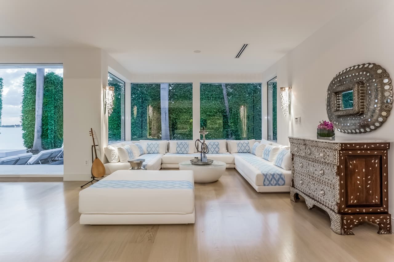 Los muebles de este estudio recogen ese sabor libanés que la cantante le imprimió a la casa que le sirvió de guarida mientras se abría paso en el mercado anglosajón.