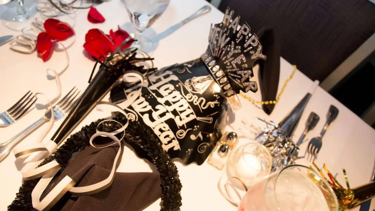 <b>Cena y fiesta en un crucero en Navy Pier</b>
<br>Navy Pier tiene una oferta de viajes a bordo de una embarcación para dejar ir el 2022 y dar la bienvenida al 2023. Desde cena y baile hasta una perspectiva diferente de los fuegos artificiales son algunas de las promesas de estas celebraciones.
<br>
<br>
<b>¿Dónde?</b> Navy Pier
<br>
<b>¿Cuándo?</b> 31 de diciembre de 2022
<br>
<b>¿Precio?</b> A partir de los $128. Precios completos y reservaciones en
<a href="https://navypier.org/cruises-and-tours/specialty-and-holiday-cruises/" target="_blank">este enlace</a>.