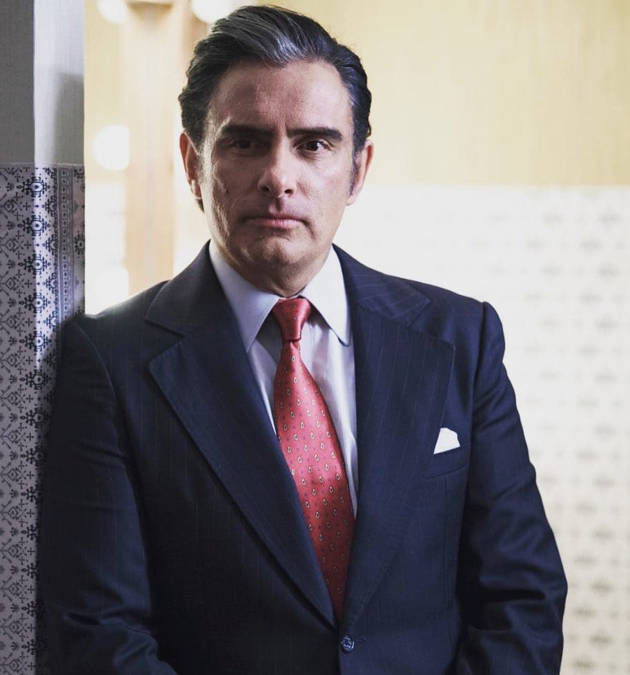 Azcárraga es interpretado en la serie por el actor
<b>Harry Geithner</b>. El empresario fue pareja de Silvia durante cuatro años, después de los cuales rompió el compromiso repentinamente.