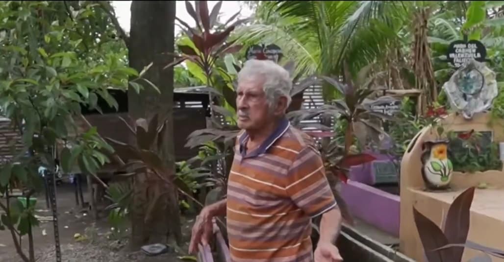 Junto a ella está su esposo Don Miguel, quien a sus 89 años solo tiene el deseo de ser enterrado en ese sitio donde también están sepultados sus 6 hijos y 2 hermanas. “Quiero quedarme aquí, a la par de mi familia”, cuenta.
<br>