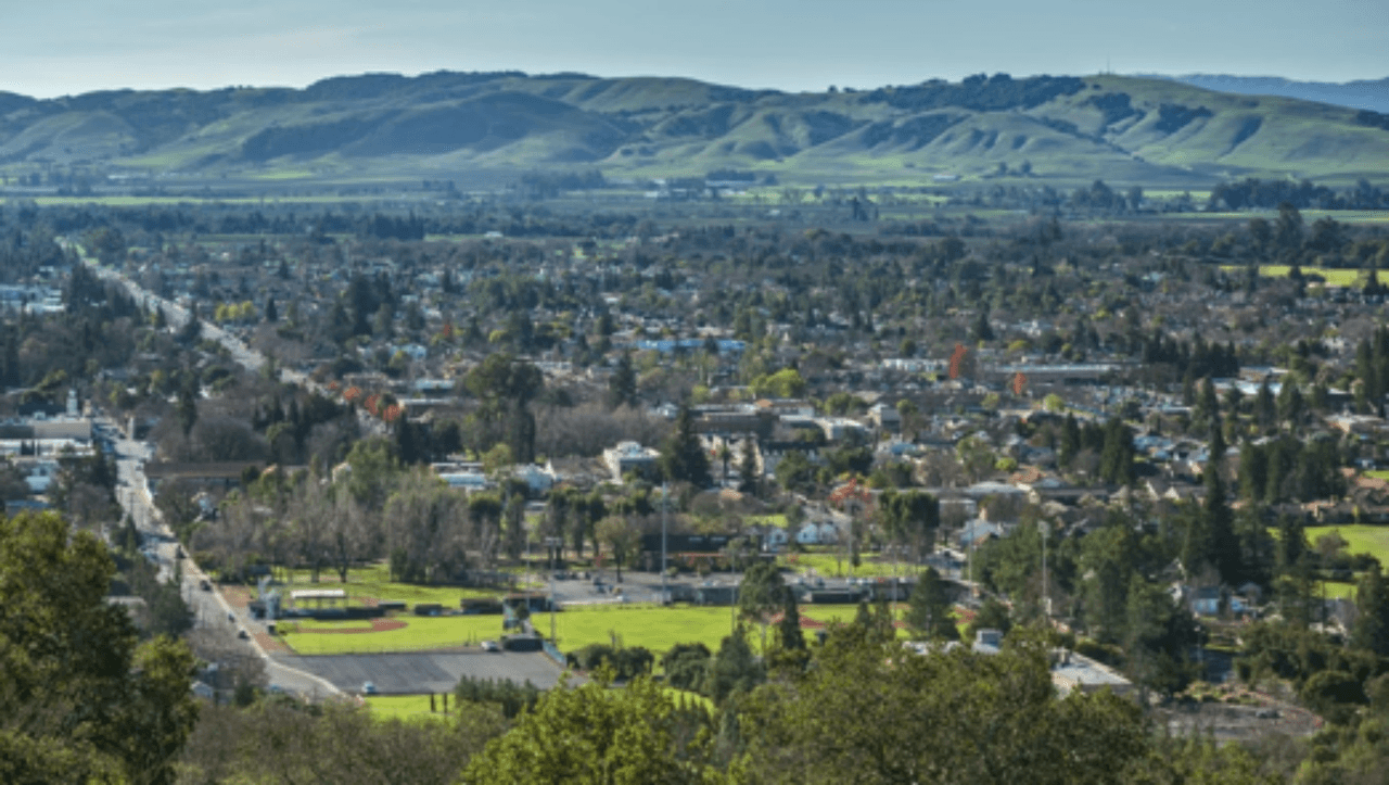 <h3 class="cms-H3-H3">9. Temelec, California</h3>
<br>
<br>📖
<b>Media de edad: </b>74.6 años.
<br>
<br>📖
<b>Población que asiste a la universidad: </b>0.7%
<br>
<br>📖
<b>Población menor de 18 años:</b> 0.0%
<br>
<br>📖
<b>Población mayor de 65 años: </b>84.6%
<br>
<br>📖 Población: 1,915 habitantes.
<br>