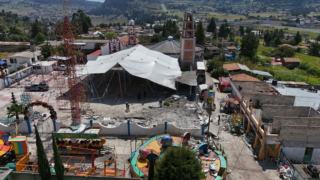 Vista aérea de la zona destruida por una explosión de fuegos artificiales junto a la iglesia de Santa María Canchesdá en Temascalcingo, México, el domingo 6 de septiembre de 2026. (Foto AP/Ramses Mercado)