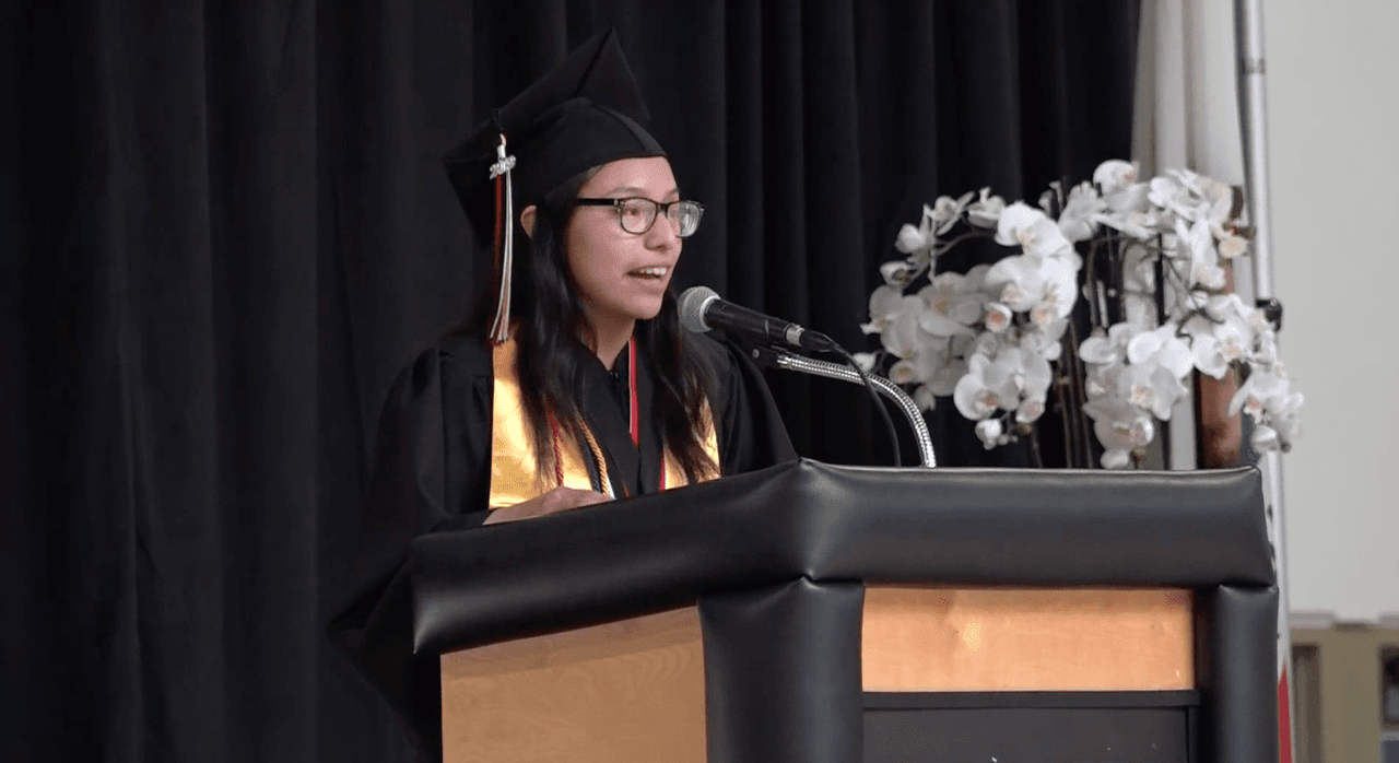 El sábado 18 de mayo, Angélica Pelcastre dio el discurso de graduación de la preparatoria Tustin High School, ubicada en el condado de Orange, después de lograr graduarse con honores y lograr un promedio admirable de 4.68