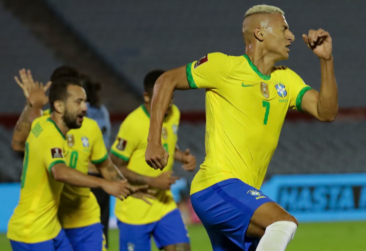 Con goles de Arthur y Richarlison Brasil vence a Uruguay, consiguen su cuarta victoria y continúan sin recibir gol en las eliminatorias rumbo al mundial de Qatar 2022.