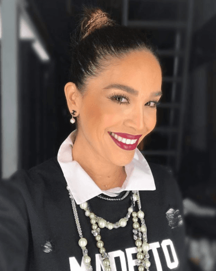 O si prefieres presumir la frente, recoge tu cabello para atrás y decóralo con unas coquetas trenzas alrededor.