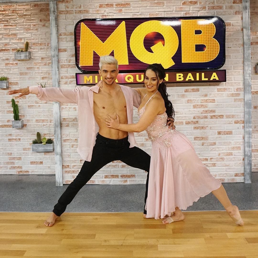 La cantante también presumió los abdominales del bailarín Juan Carlos Nicot.