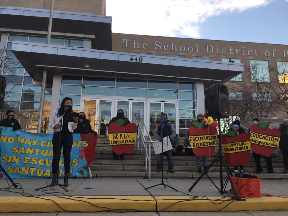 Gran parte de las lecciones que se imparten a los niños en las escuelas tampoco son culturalmente afirmativas o representativas de la cultura, la experiencia vivida o la herencia de los estudiantes negros, marrones y
<a href="https://www.univision.com/local/philadelphia-wuvp/en-fotos-spirit-day-celebrando-la-diversidad-previniendo-el-suicidio-en-jovenes-lgbtq-fotos">LGBTQ+</a> del distrito.