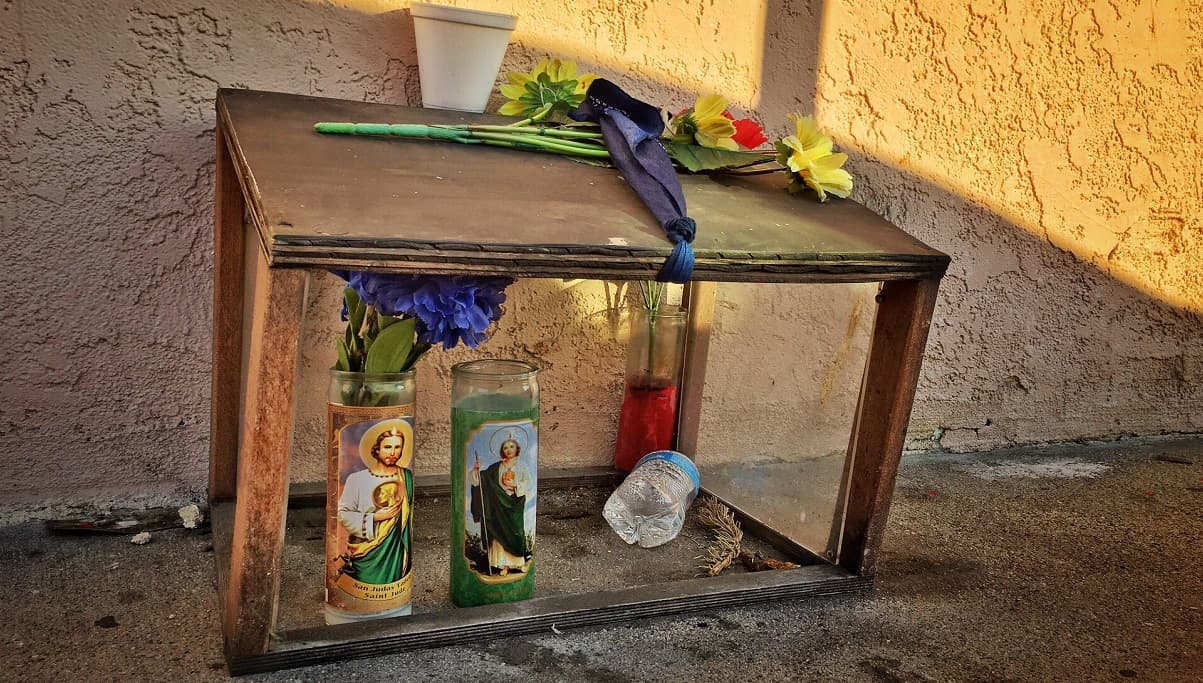 En busca del altar callejero más antiguo por los barrios más peligrosos de Los Ángeles
