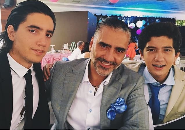 Pero también los dos galanes que tiene por hijos, ¡son tan guapos como él!