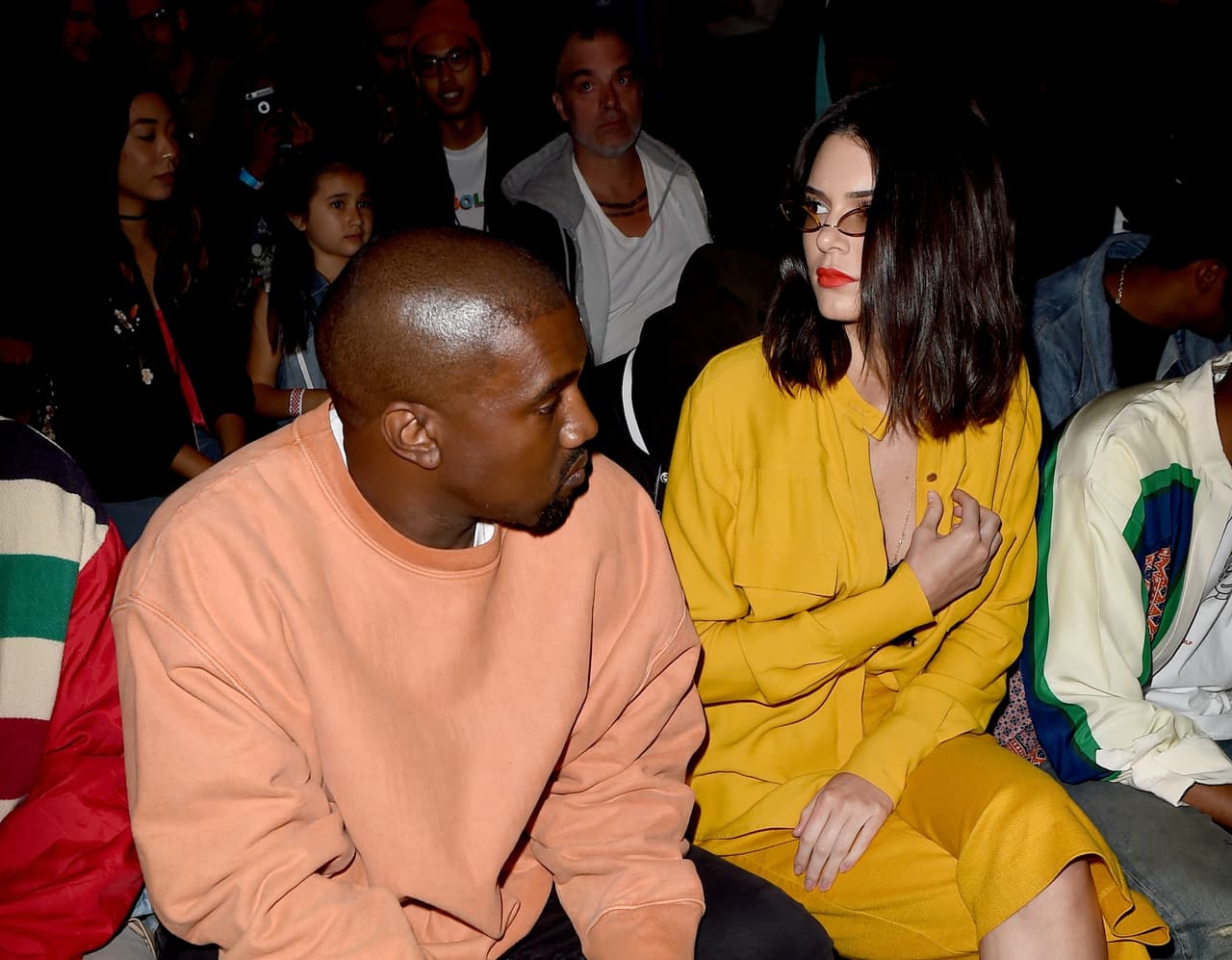 Mientras la modelo Kendal Jenner pasaba un buen momento en un evento de moda en Los Ángeles junto a su cuñado, el diseñador parecía querer estar en otro lado que no fuera al lado de la famosa hermana de su esposa.