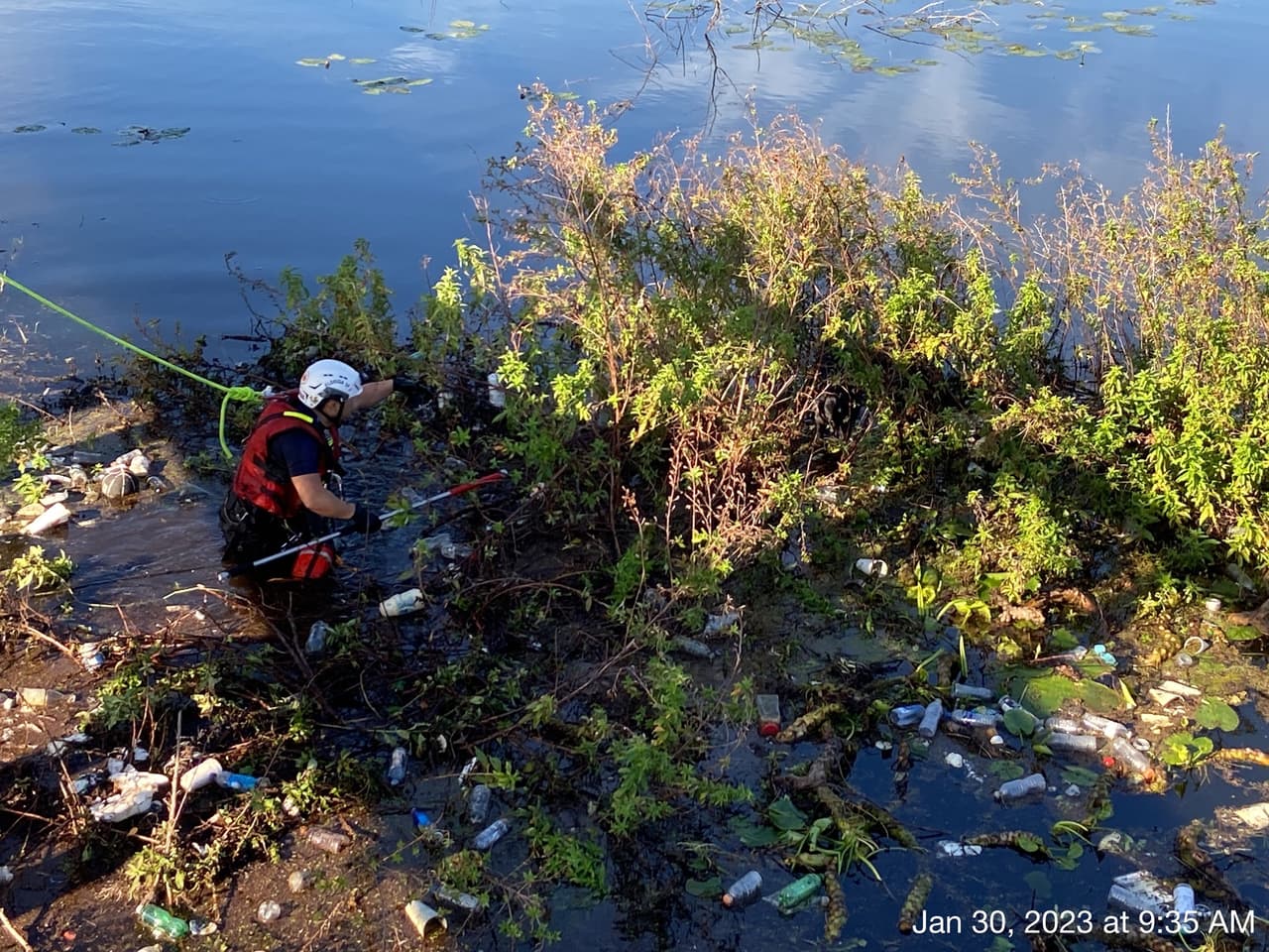 Al darse cuenta de que no podían acceder con seguridad al perro, Animal Control pidió ayuda a los bomberos.