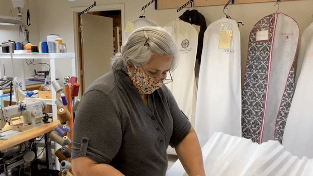 <b>Retoucherie</b>, el taller de costura con sede en San Antonio, están en la segunda línea del combate contra el coronavirus.
<br>