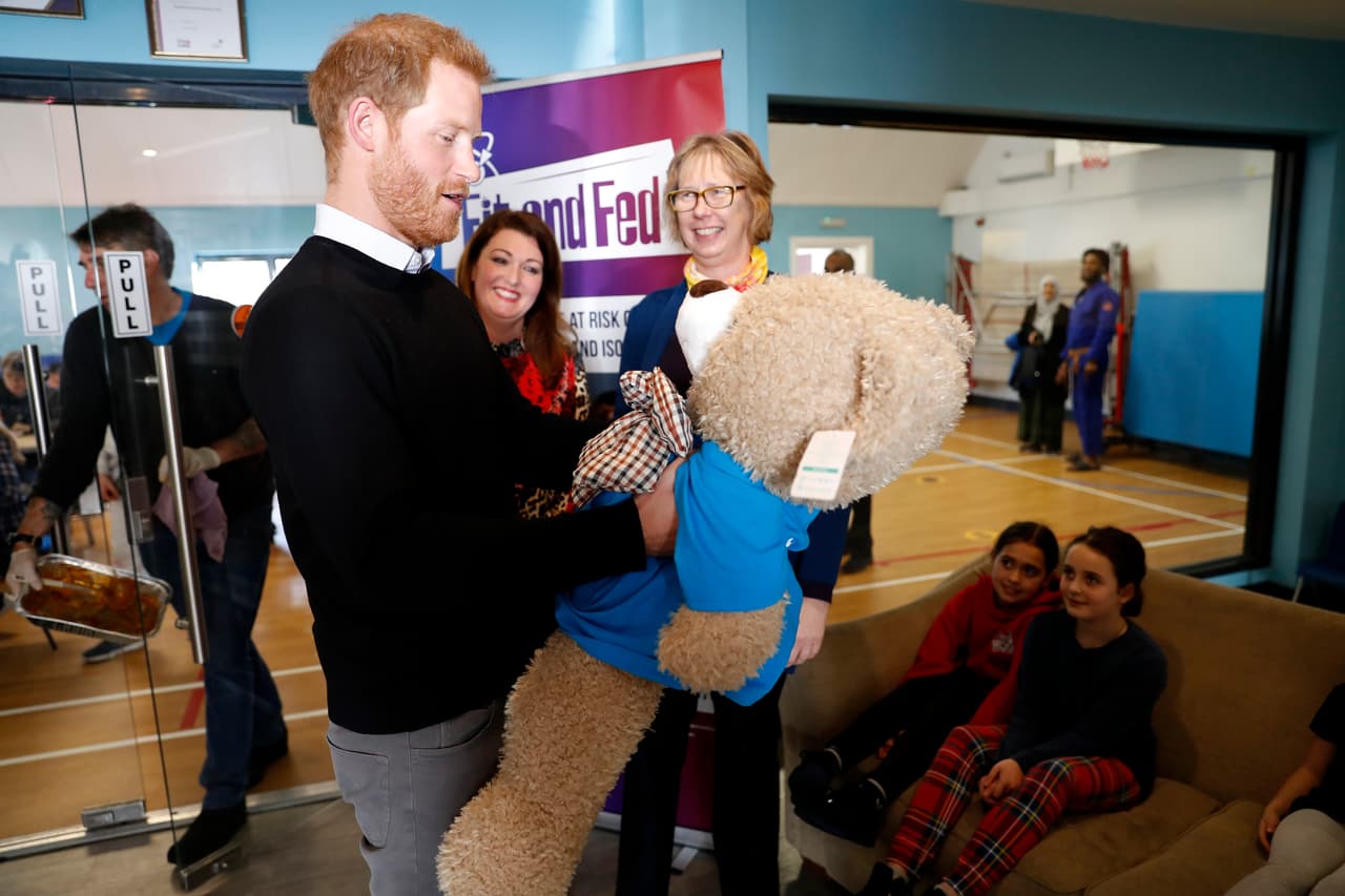 En febrero,
<b>el príncipe Harry</b> hizo una visita oficial a una escuela londinense para apoyar una iniciativa que ofrece alimentos gratuitos a los niños. Ahí recibió este
<b> enorme oso de peluche </b>para su bebé.
