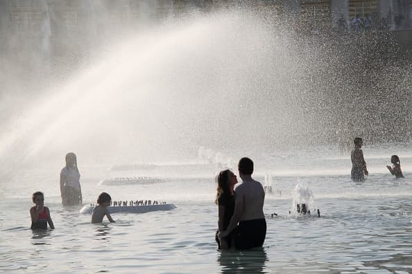 <b>Puesto 30. Sobreexposición al calor o frío: 0.09%.</b> 53,350 muertes en 2017.
<a href="https://www.univision.com/noticias/salud/al-menos-tres-muertos-por-la-ola-de-calor-que-esta-afectando-a-150-millones-de-personas">Las oleadas de calor</a> o frío extremo afectan principalmente a las personas más vulnerables, ancianos y niños.