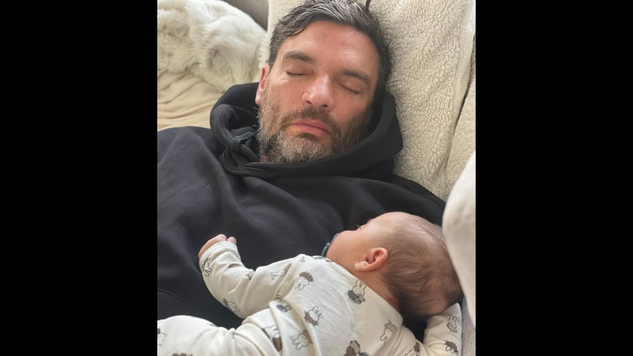 Julián Gil disfruta su faceta de abuelo junto al pequeño Oliver