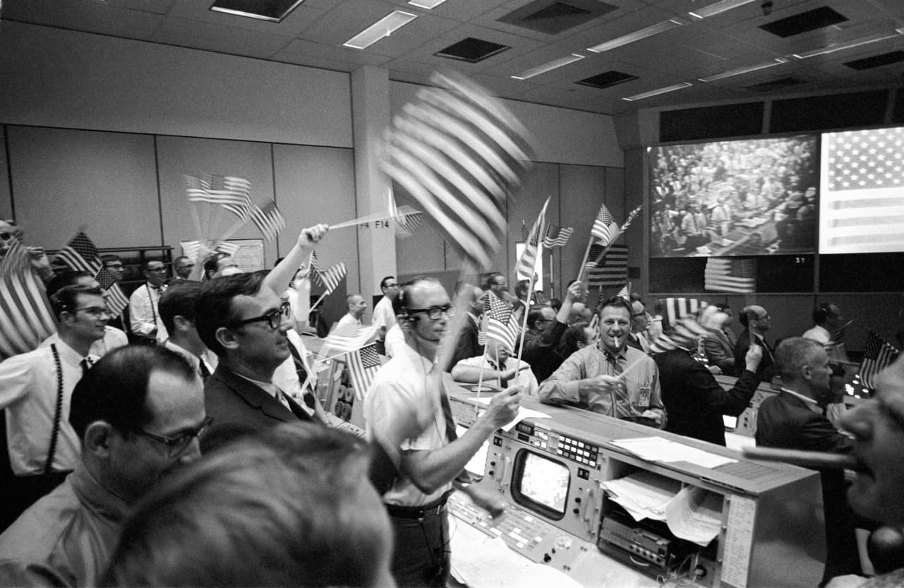 En esta fotografía del 24 de julio de 1969 facilitada por la NASA, los controladores de vuelo de la sala de operaciones de la misión, en el Centro de Control de Misiones del Centro de Naves Espaciales Tripuladas de Houston, celebran la conclusión exitosa de la misión de alunizaje del Apolo 11. (NASA vía AP)
