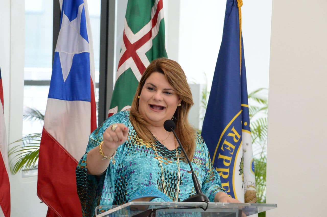 Jenniffer González reveló que ha dado positivo a la prueba de covid-19, pese a que no presenta síntomas. La comisionada también estuvo participando en el comité de Pierluisi.