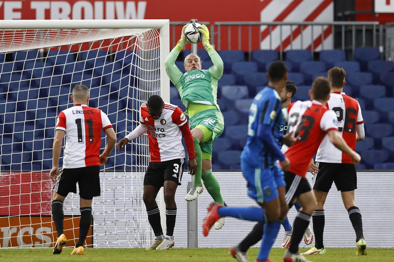 Ajax derrota a Feneyoord 2-0 durante la J17 en la Eredivisie. El primer tanto fue un gol en contra por parte de Marcos Senesi al 44', mientras que Dusan Tadic aseguraba la victoria al 81'. Edson Álvarez fue titular durante el encuentro.