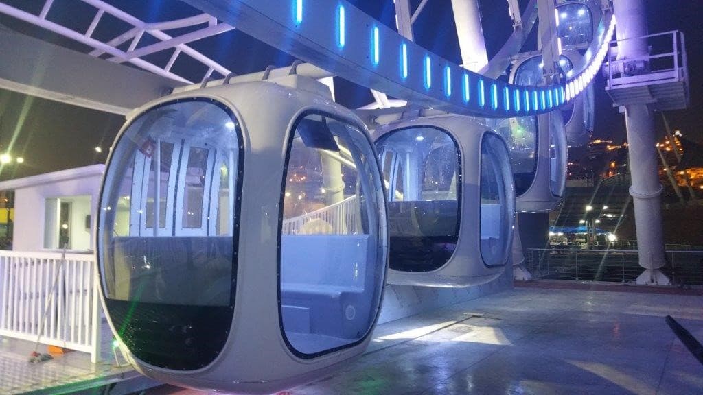 La rueda de la fortuna tiene 36 cabinas o "gondolas" completamente cerradas con capacidad para seis pasajeros sentados. Al interior, cada una de ellas cuenta con temperatura controlada y vistas de 360 grados hacia el Océano Pacífico y el centro de la ciudad de San Francisco.