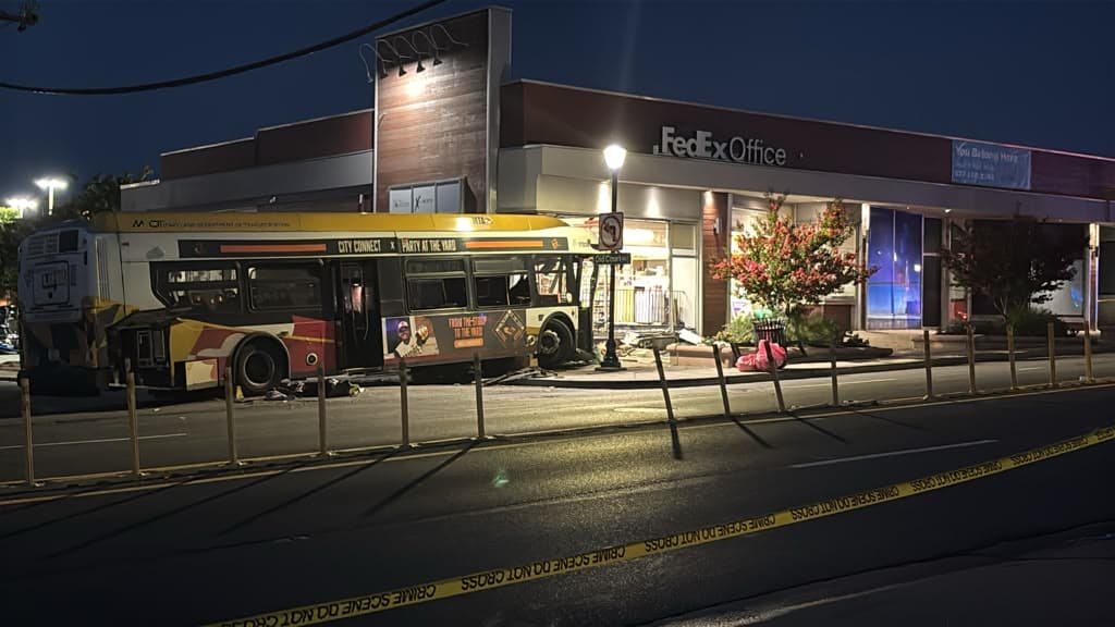 Autobús de MTA impacta contra un local comercial.