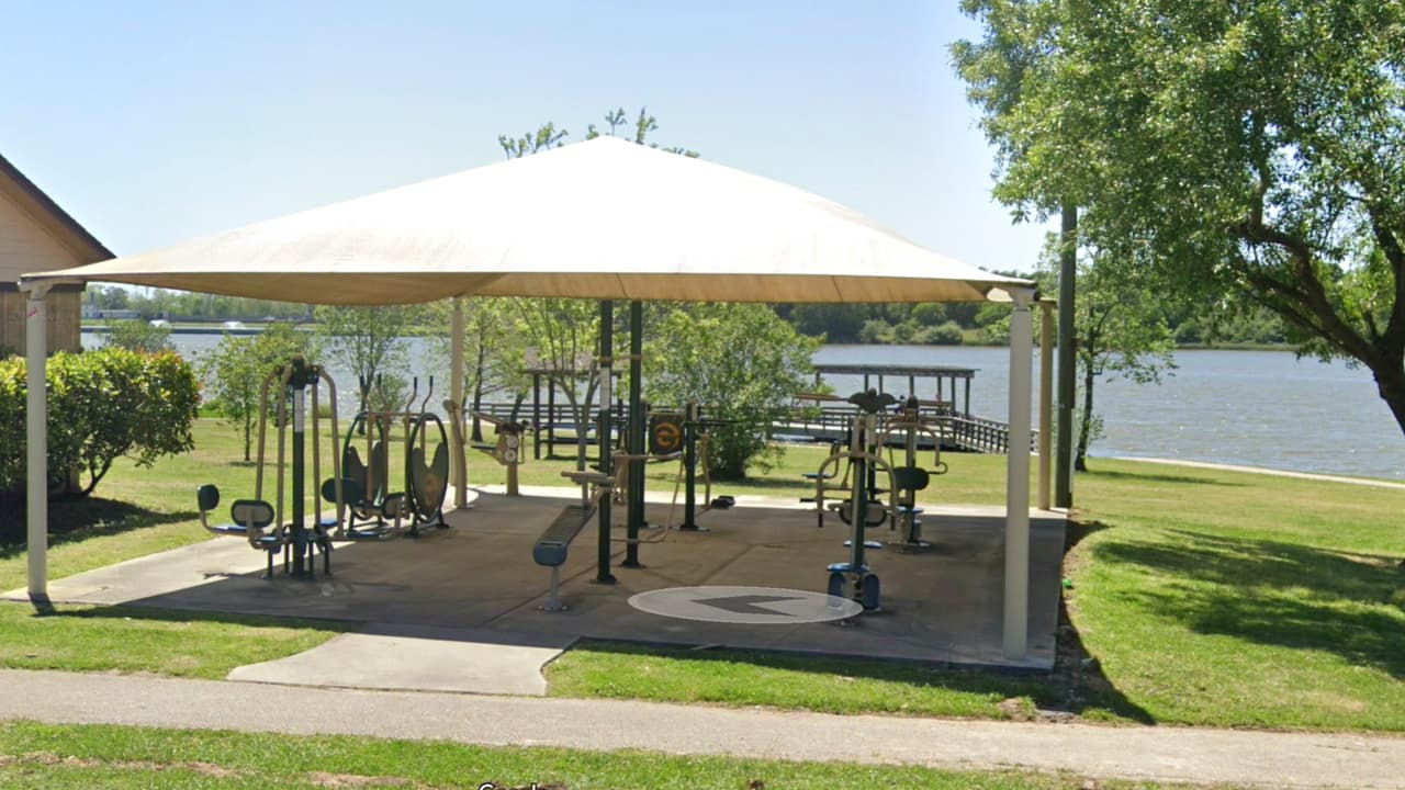 En el sector norte del parque se puede ir a hacer ejercicio en este gimnasio al aire libre, mientras se disfruta del paisaje del lago.