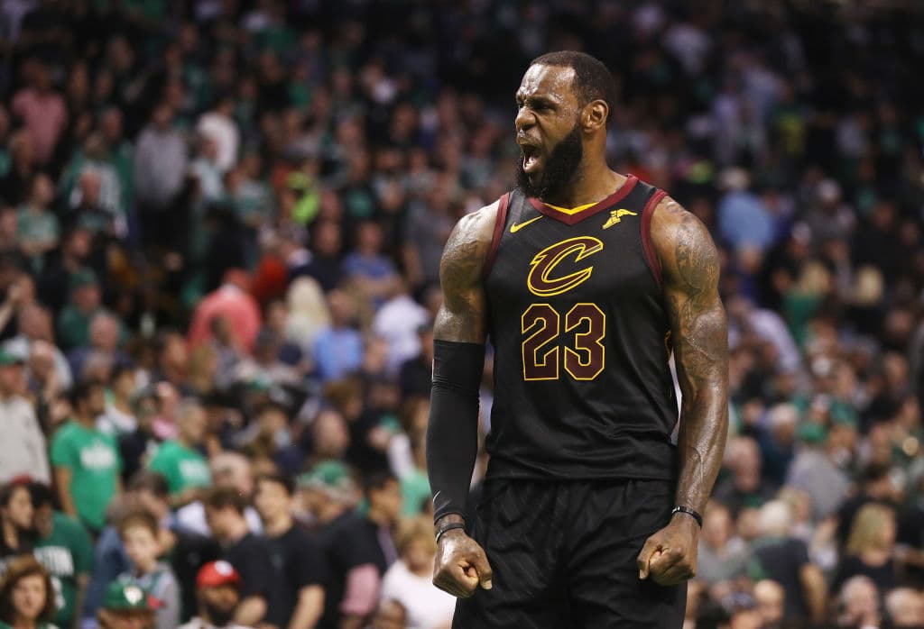 LeBron James anunció que opta por salirse de su contrato vigente con los Cleveland Cavaliers y explorar opciones en la agencia libre. Lakers, Celtics, los Cavs y Spurs competirán por convencerlo.