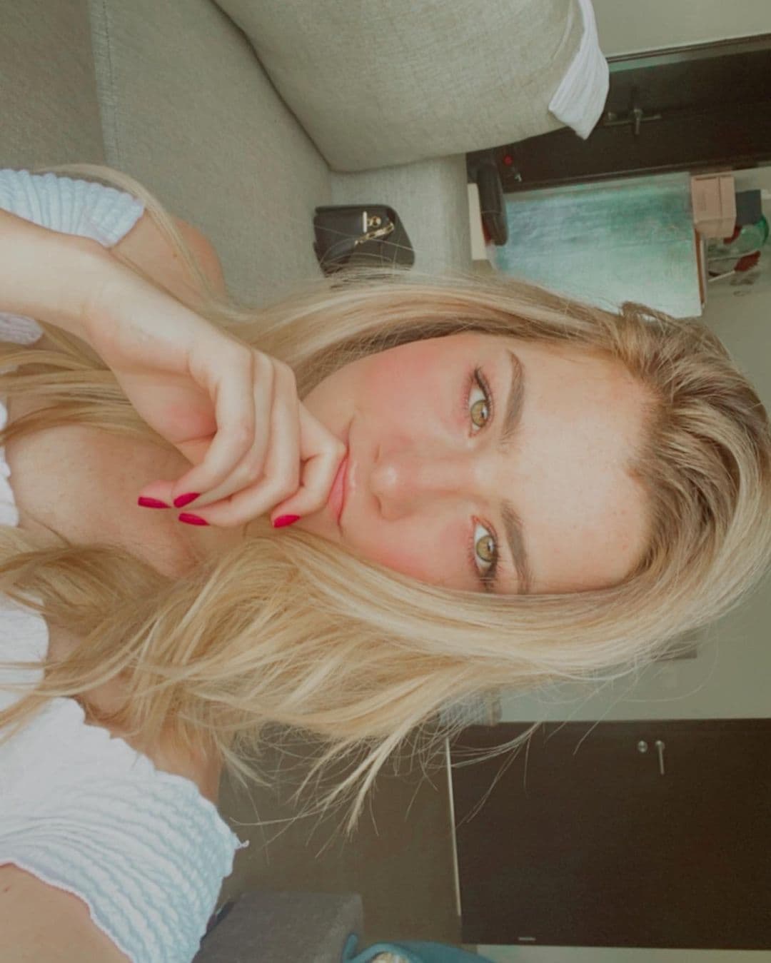 “Fuiste listo en hacer la cochinada que hiciste cuando no había nadie de la familia en la ciudad. Me hiciste quedar como estúpida, me hiciste sentir sola por mucho tiempo y desconsolada, me hiciste sentir como si fuera mi culpa y lo peor de todo es el hecho de que tengo que seguir viendo tu cara de ‘chingaquedito’ todas las navidades, porque hasta la fecha mi abuela no sabe”, adiciona la hoy en día modelo.