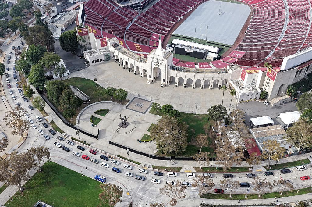 Vista aérea de los conductores esperando en fila junto al Coliseo Memorial de Los Ángeles, en una distribución masiva de alimentos
<b>en formato de autoservicio</b>, en respuesta al cierre del gobierno federal y las demoras en los beneficios de SNAP/CalFresh.