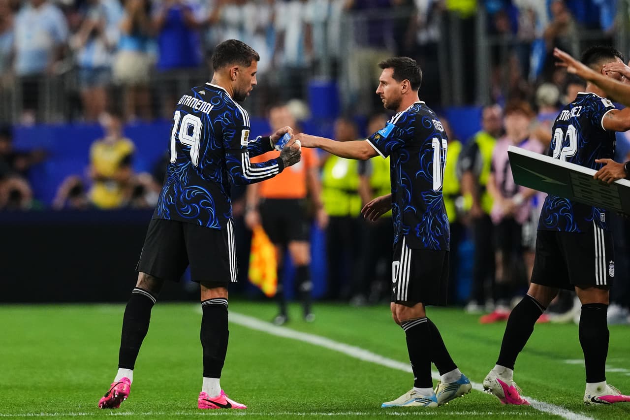 Lionel Messi entra a la cancha a sustituir a Nicolás Otamendi.