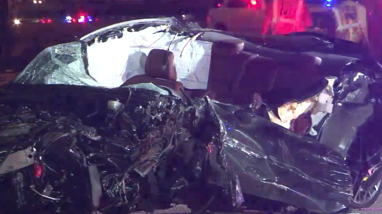 Una mujer se encuentra grave tras impactar su vehículo contra un tráiler en la carretera 290 NW, la madrugada del jueves.