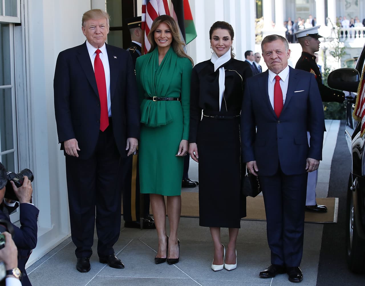 <b>Melania Trump</b> apareció el miércoles 5 de abril en la Casa Blanca esta vez para recibir a unos importantes invitados: el rey
<b>Abdullah II</b> y la reina
<b> Rania de Jordania. </b>Era un duelo de estilo esperado, Melania siempre clásica y usando vivos colores en bloque estuvo a la altura de la celebrada reina de Jordania, que ha hecho de su estilo una inspiración mundial.