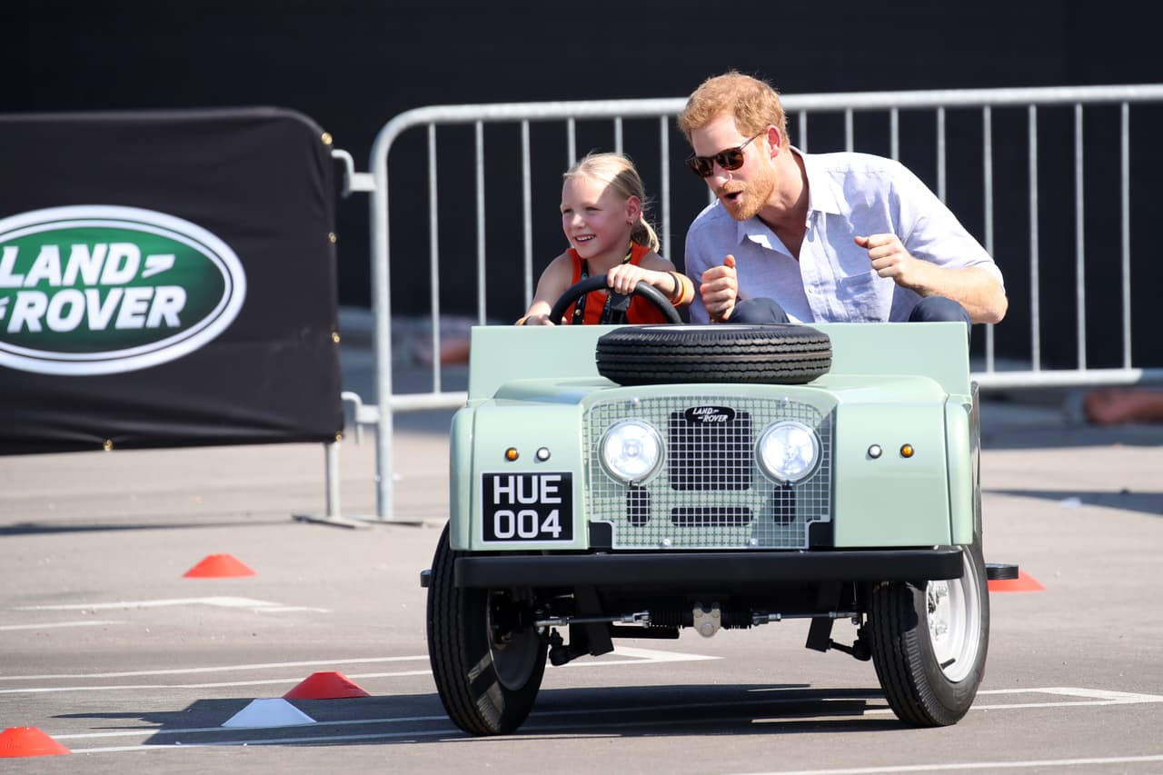 <h3 class="cms-h3-H3">Harry</h3>
<br>
<br>Después de su abuela, la reina Isabel II, el príncipe Harry es quien más se deja ver detrás del volante. En esta ocasión sin embargo, la pequeña versión infantil de la histórica
<b><a href="https://www.univision.com/noticias/land-rover/land-rover-defender-1948-2015-la-evolucion-de-un-icono-eterno-fotos" target="_blank">Land Rover Series I</a></b>, está siendo conducida por Daimy Gommers de 5 años de edad en la ciudad de Toronto en Canadá.