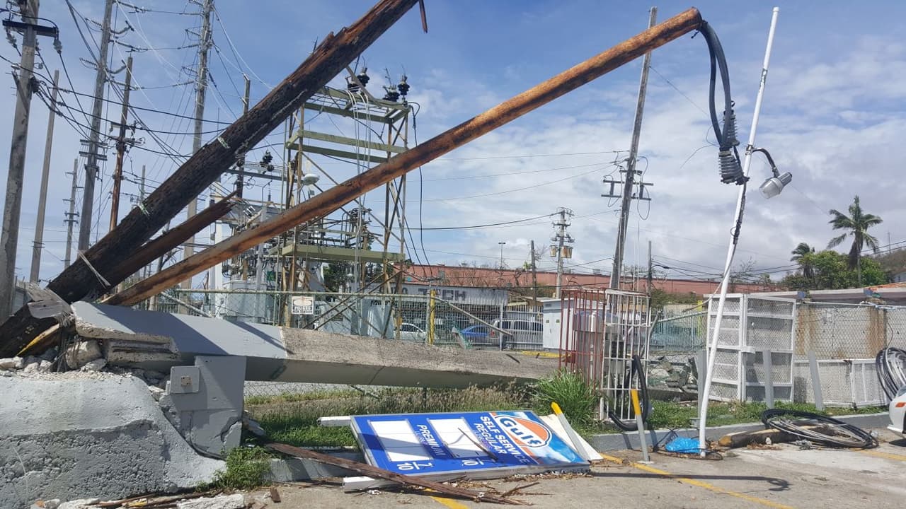 Así como estas de Guayama, las líneas eléctricas han sido afectadas en toda la isla.
<br>